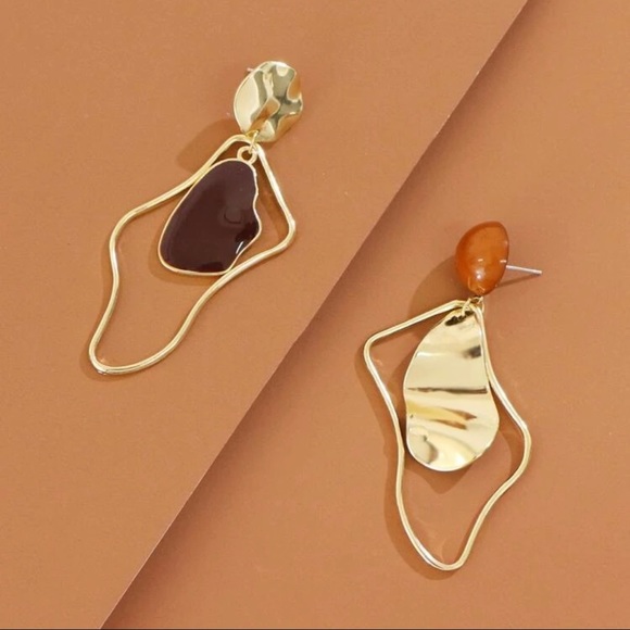 3/$30 💛 Enamel Irregular Asymmetric Earrings - Picture 2 of 3